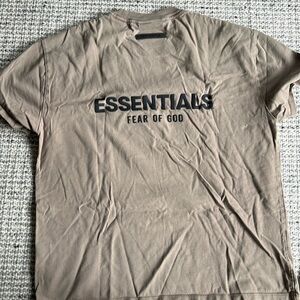 Essentials XS tee fits S